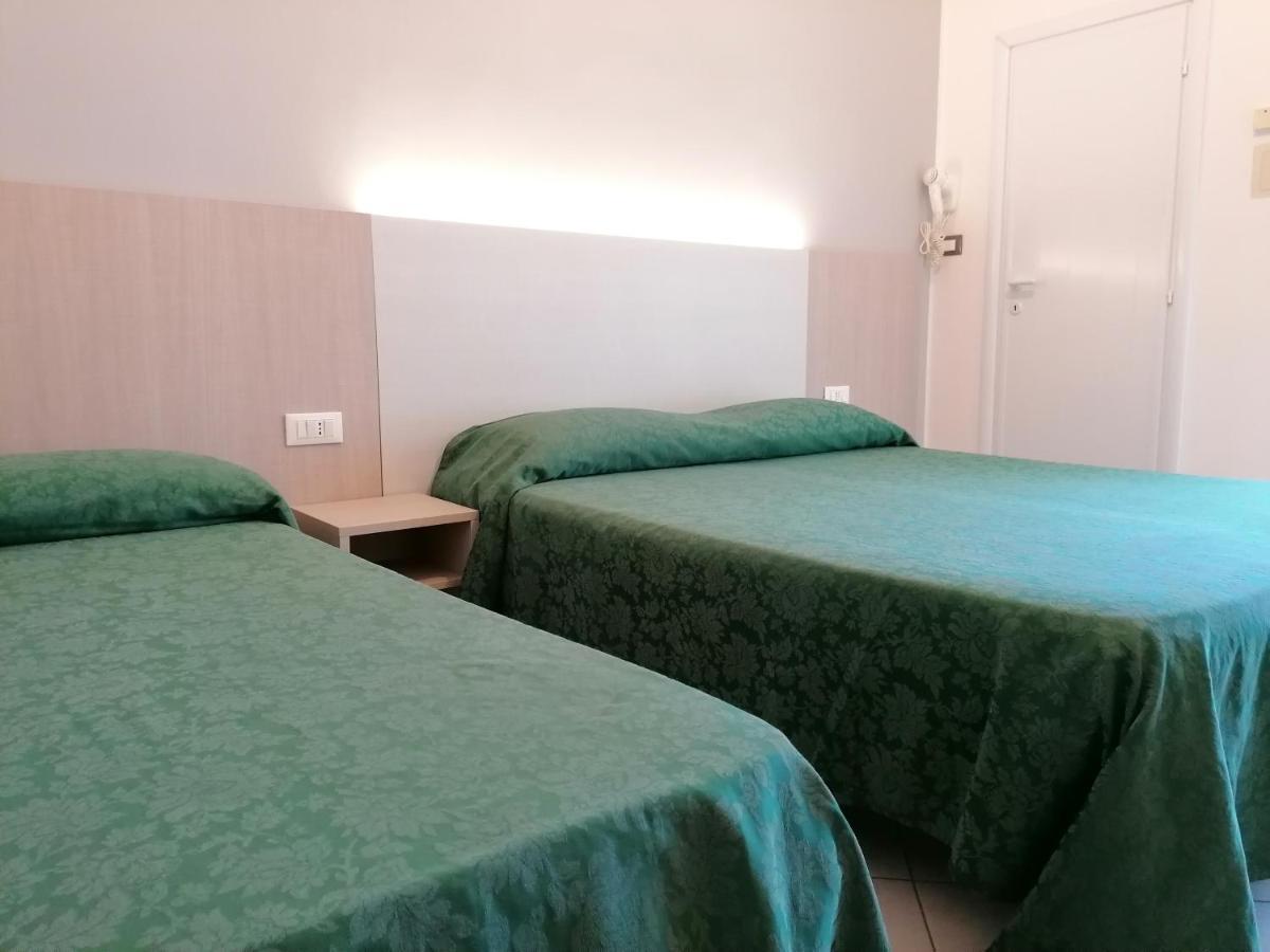 Hotel Andrea'S Ріміні Екстер'єр фото